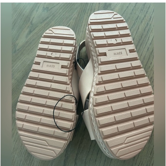 Torrid NWT Criss Cross platform
NWT
sandal blush color 6.5 W - Picture 4 of 5